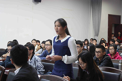 同学们积极提问