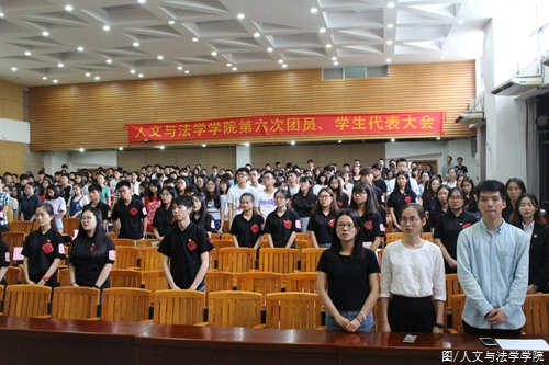 奏唱共青团团歌 (1).JPG