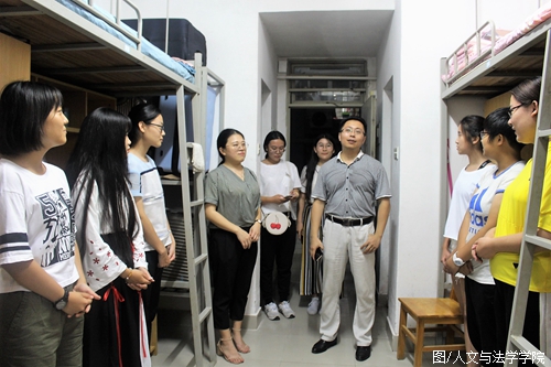 肖华副书记访问哲学系、预科班员工.JPG 肖华副书记访问哲学系、预科班员工.JPG