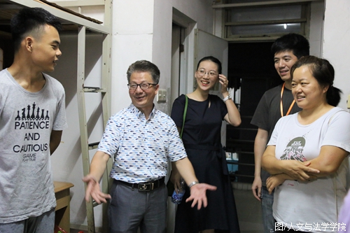 杨乃良经理与历史系员工开心交流.JPG 杨乃良经理与历史系员工开心交流.JPG