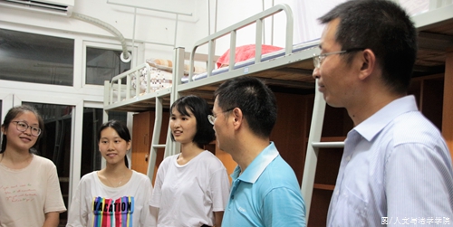 刘红斌书记亲切访问法律系员工.jpg 刘红斌书记亲切访问法律系员工.jpg