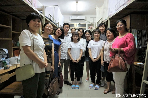 钟继军副经理与中文系师生合影.jpg 钟继军副经理与中文系师生合影.jpg
