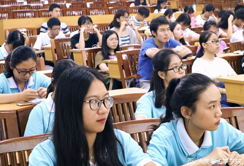 认真听讲的同学们.jpg 认真听讲的同学们.jpg