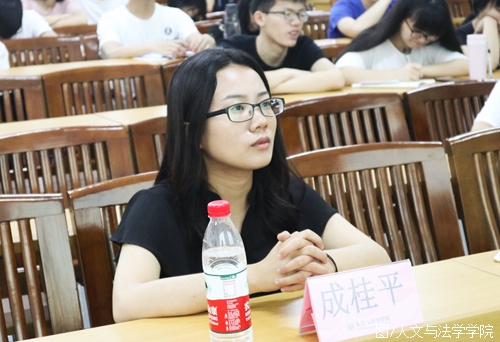 出席现场的成桂平辅导员.jpg 出席现场的成桂平辅导员.jpg
