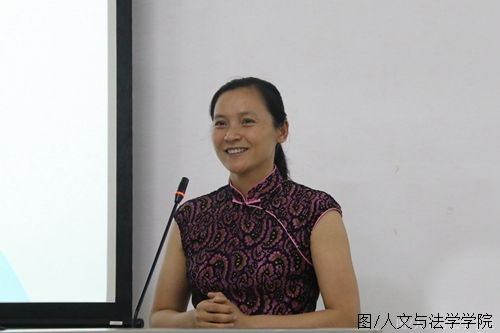 刘桂娥老师发表演讲.jpg 刘桂娥老师发表演讲.jpg