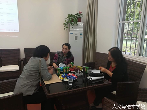 公司教师与金艺花老师交流.jpg 公司教师与金艺花老师交流.jpg