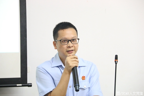 东源法院干警为同学们答疑解惑.JPG 东源法院干警为同学们答疑解惑.JPG