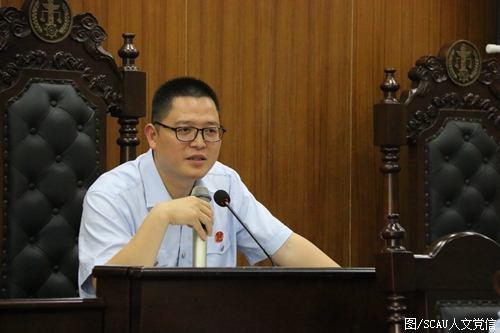 东源法官对模拟法庭进行点评.JPG 东源法官对模拟法庭进行点评.JPG