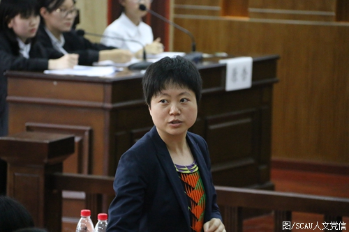 刘雪梅老师对民事模拟法庭进行点评.JPG 刘雪梅老师对民事模拟法庭进行点评.JPG