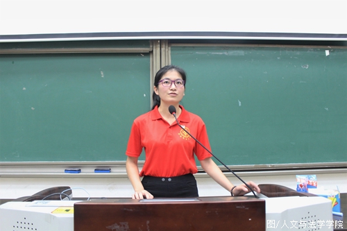 红色寻根团团长陈昱霖同学与大家分享活动成果 (2).JPG 红色寻根团团长陈昱霖同学与大家分享活动成果 (2).JPG