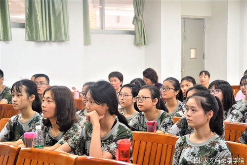 同学们认真听讲.JPG 同学们认真听讲.JPG
