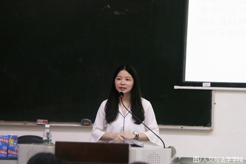 李媛媛同学为大家介绍公司法律教学实践中心.jpg