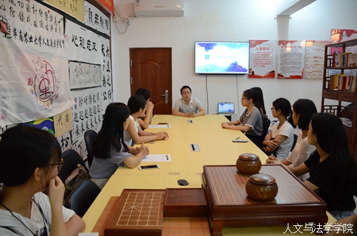 员工们聆听肖副书记分享经历感悟.jpg