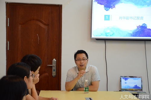 公司党委肖华副书记与现场员工亲切交谈.jpg