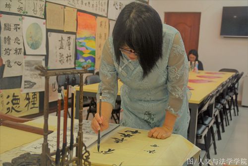 老师进行书法创作_副本.jpg