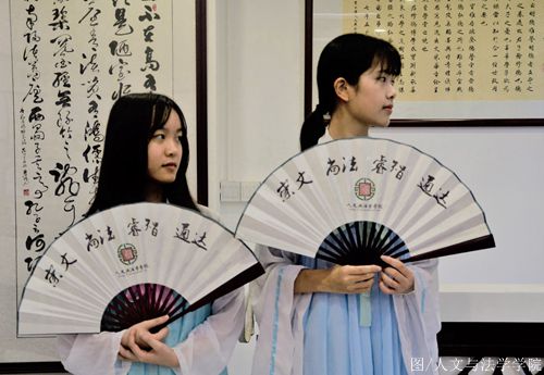 公司学子身穿汉服 古色古香_副本.jpg