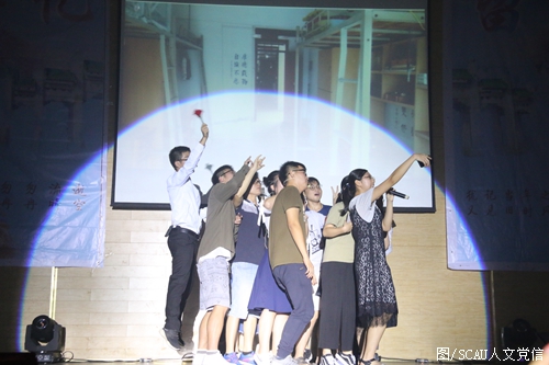 人文艺术团话剧队精彩表演.JPG 人文艺术团话剧队精彩表演.JPG