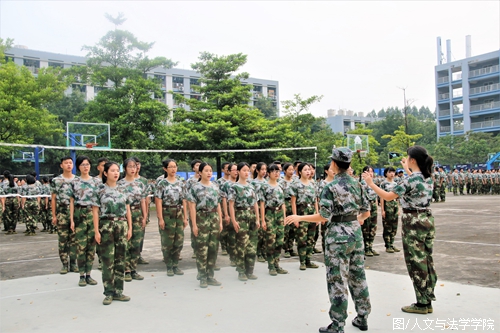 教官指导唱歌.JPG 教官指导唱歌.JPG