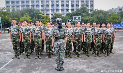 教官进行指导.JPG 教官进行指导.JPG