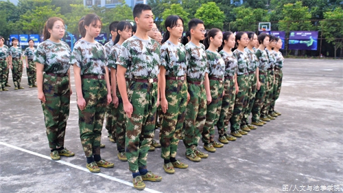 练习站姿.JPG 练习站姿.JPG